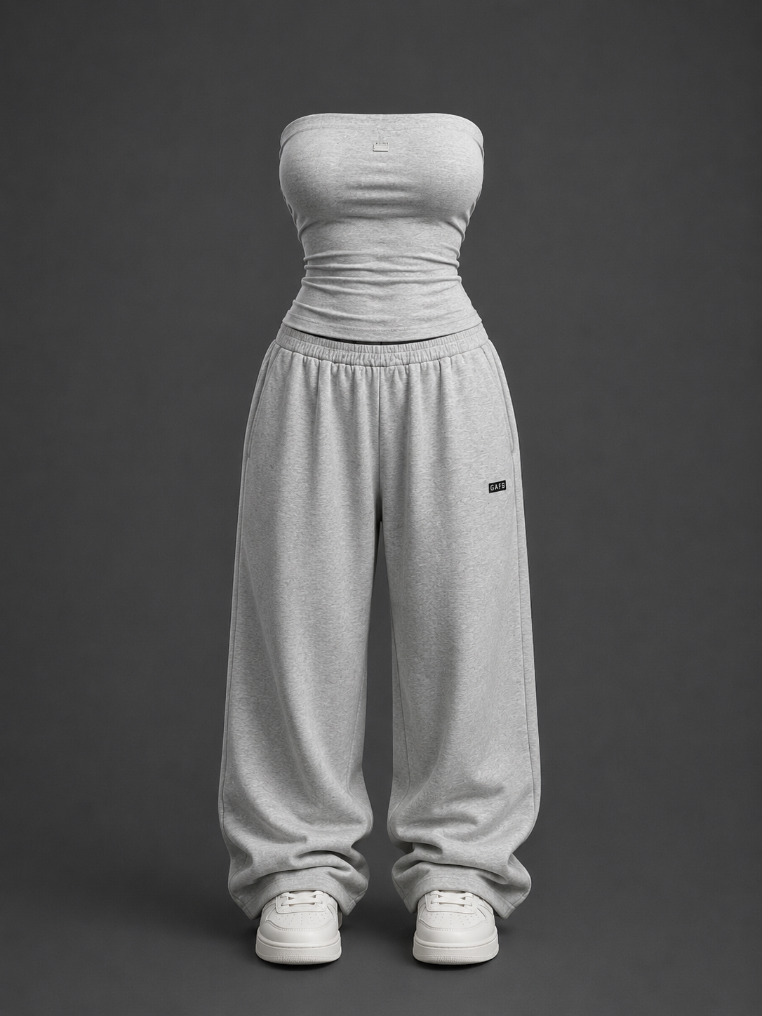 灰色抹胸配阔腿卫裤套装,同色系 Athleisure 辣妹穿搭